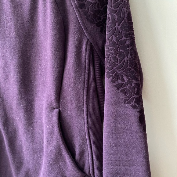 Lululemon sweatshirt with velvet detail - Picture 8 of 8